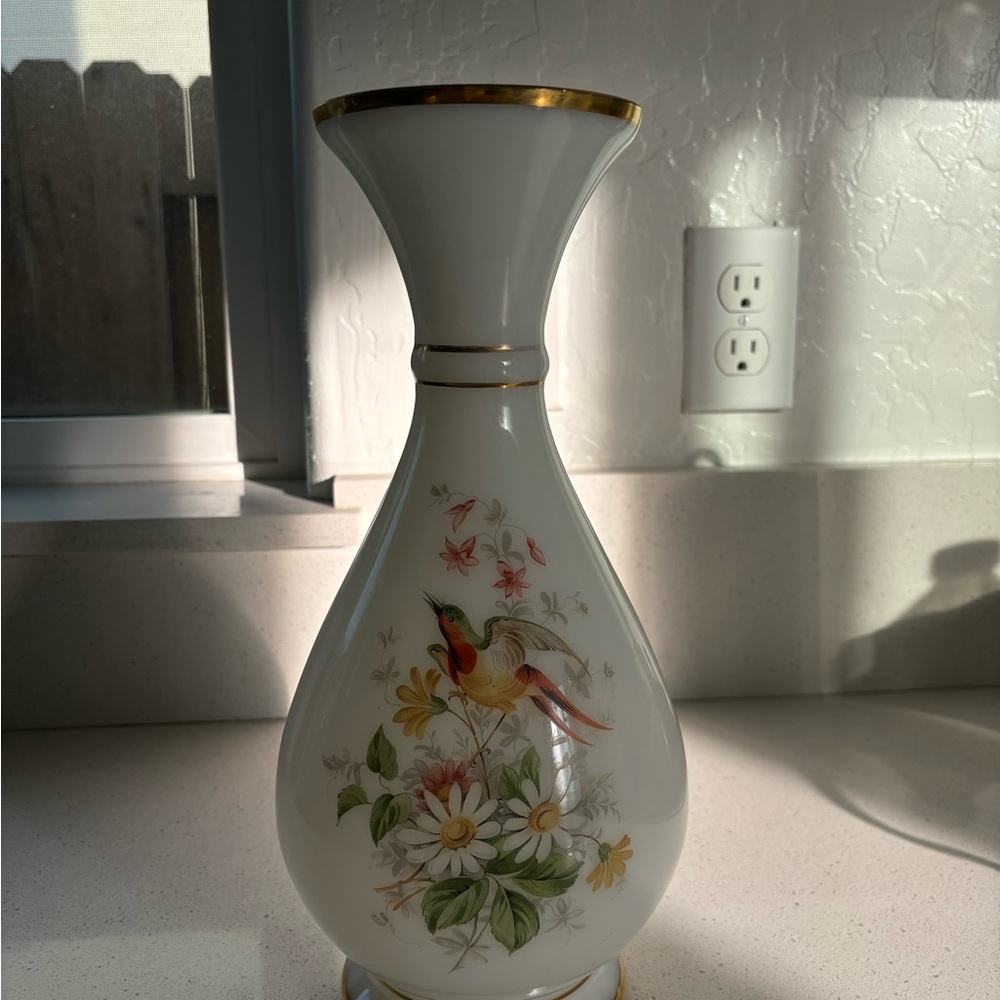 Elegant Vintage Floral Vase with Gold Accents